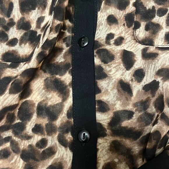 Semi-sheer leopard print blouse with collar - Picture 4 of 5